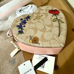🌹Coach X Observed By Us Heart Crossbody In Signature Canvas With Print